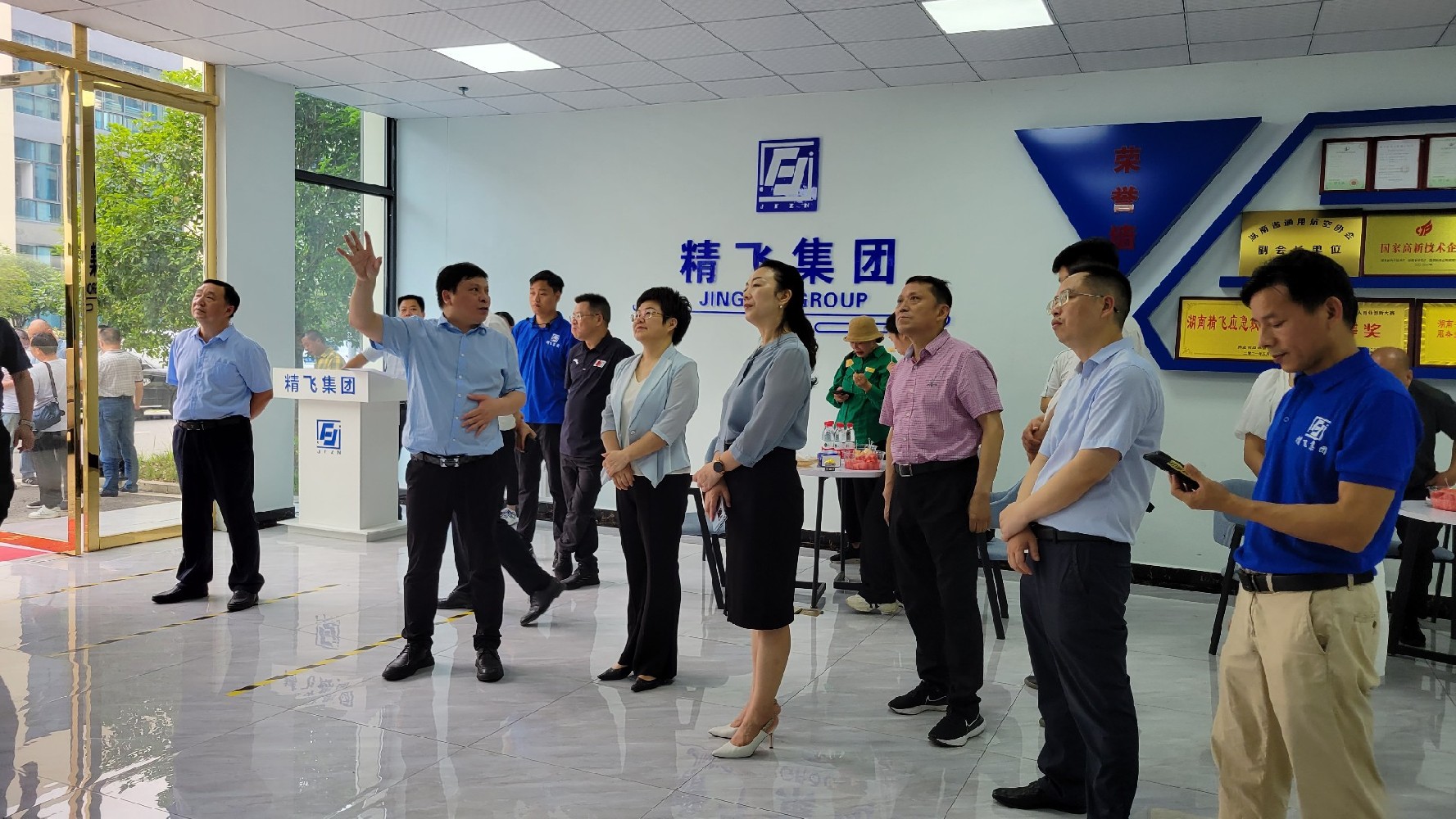 Xie Xuelong, member of the Standing Committee of the Loudi Municipal Party Committee and Deputy Mayor, led a team to visit Jingfei Group for research on digital transformation